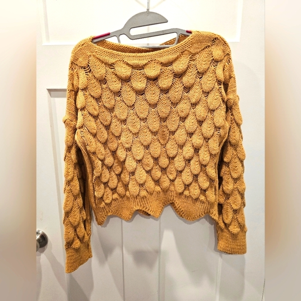 Made in Italy Textured Knit Sweater Women’s MEDIUM Camel Tan Bubble Scallop Hem